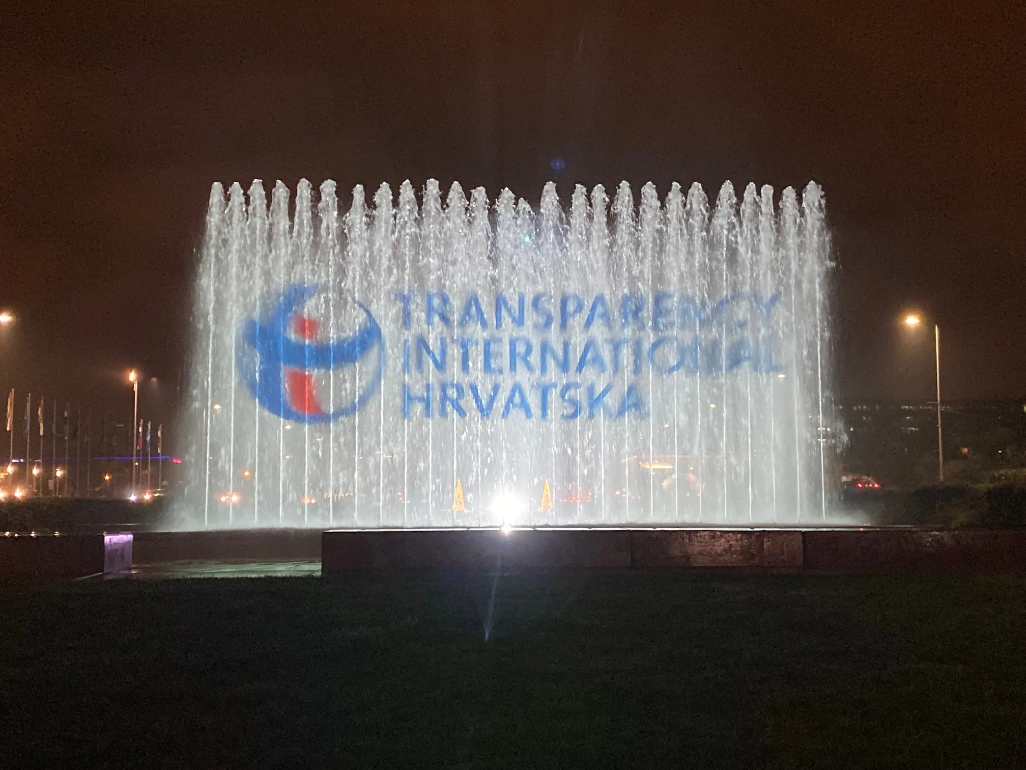Zagrebačke fontane svijetle našim logom 09.12.